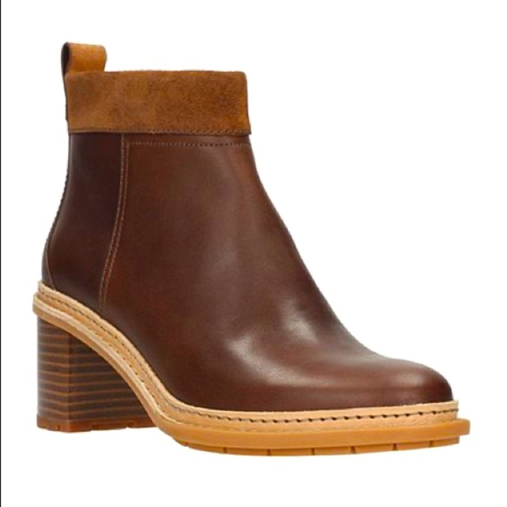 Clarks Trace Shine Leather Bootie 👢
